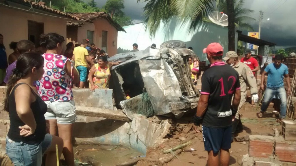 Motorista, possivelmente, perdeu o controle do veículo, capotou e atingiu uma residência (Foto: Ewerton Douglas)