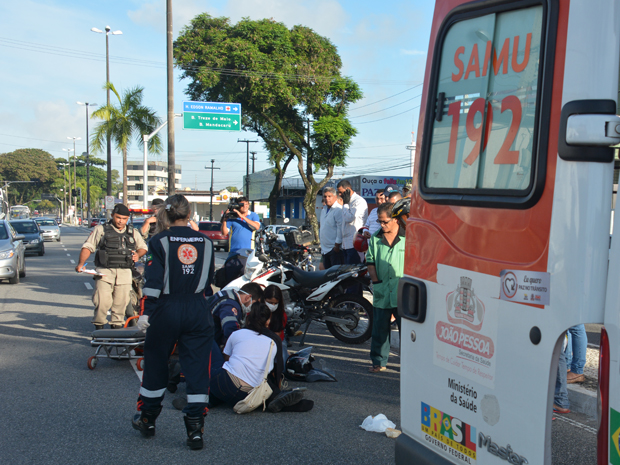 Motociclistas recebem atendimentos médicos de urgência na Epitácio Pessoa (Foto: Walter Paparazzo)