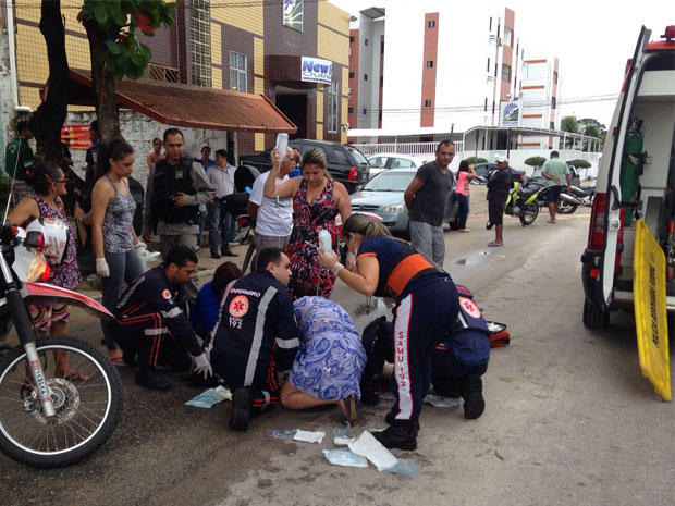 Após a colisão, vítima foi acidente recebeu os primeiros socorros da equipe do Samu (Foto: Walter Paparazzo)