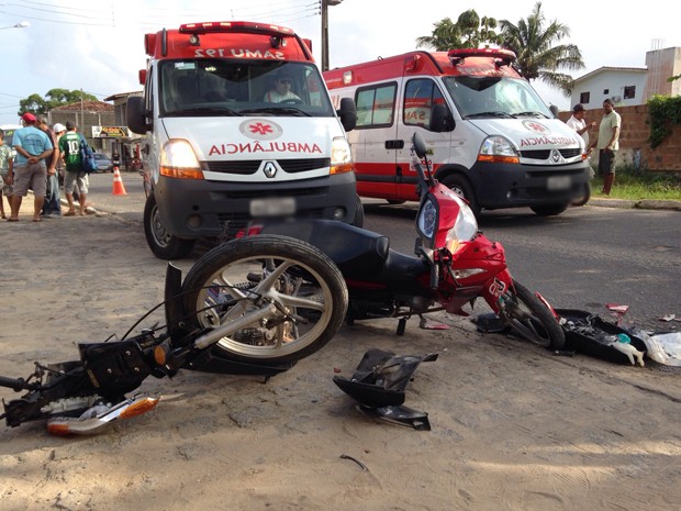 Duas motos colidiram no giradouro do bairro de Paratibe (Foto: Walter Paparazzo)
