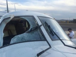 Avião teve para-brisa destruído em pleno voo e seguiu rota (Foto: Diário do Sertão)