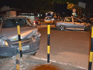 Veículos colidiram no cruzamento entre as ruas Barão de Mamanguape e Sinésio Guimarães, no bairro da Torre (Foto: Walter Paparazzo)