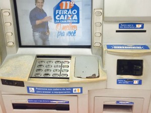 Advogada disse que usou pinça para retirar barra do caixa (Foto: Maiara Alves/Arquivo pessoal)