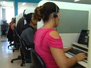 Empresas contratam atendentes de call center (Foto: Reprodução)