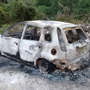 Veículo ficou completamente destruído