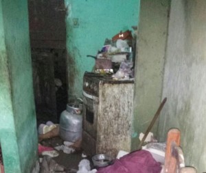Casa em que o idoso morava estava toda revirada (Foto: Reprodução/Whatsapp)