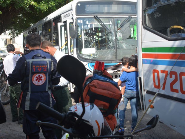 Um dos ônibus colidiu na traseira do outro, no bairro de Miramar. (Foto: Walter Paparazzo)
