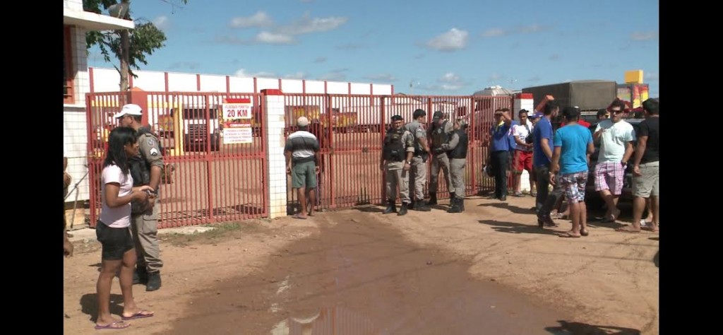 Polícia Militar isolou a fábrica onde houve a explosão (Foto: Reprodução/TV Paraíba)