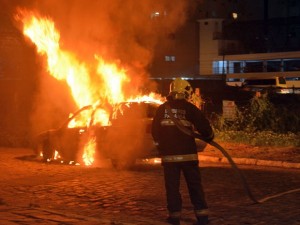 Veículo foi tomado pelas chamas e ficou destruído (Foto: Walter Paparazzo