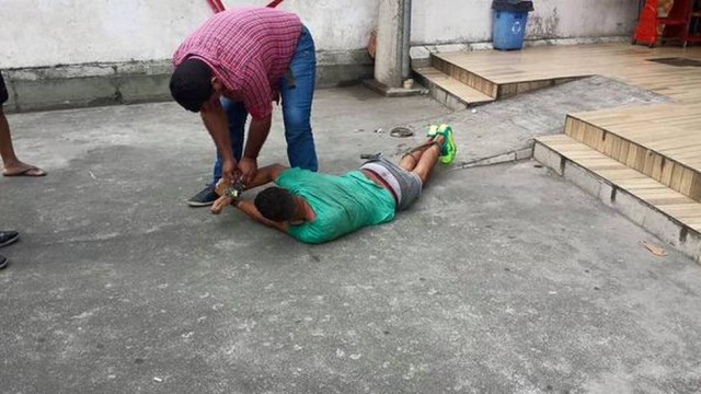 Homem é amarrado e agredido por pedestres (Foto: Reprodução Twitter / @FernandoRodoxMc)