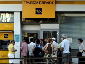 Bancos gregos reabriram nesta segunda-feira, mas saques continuam limitados (Foto: AFP)