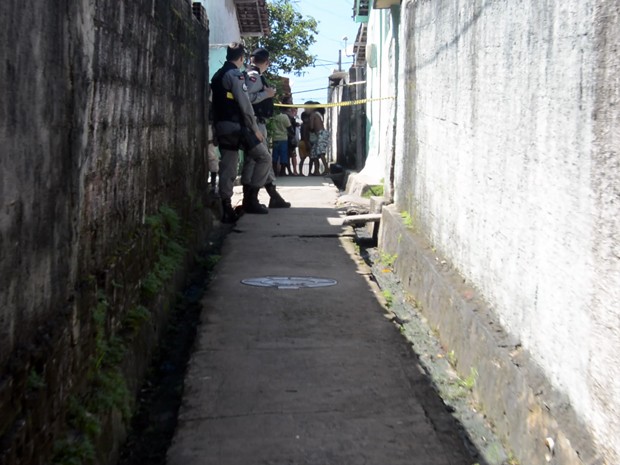 Vítima foi baleada em um beco próximo a casa onde morava (Foto: Walter Paparazzo)