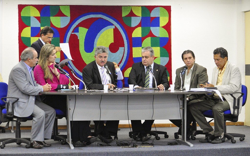 Integrantes da CPI da Telefonia durante reunião (Foto: Divulgação)