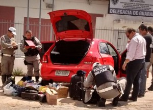 Homem trafegava em um Gol quando foi abordado pela polícia (Foto: PI)