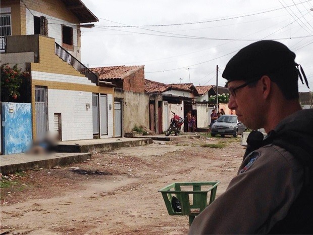 Homem foi assassinado enquanto consertava moto em Mangabeira (Foto: Walter Paparazzo)