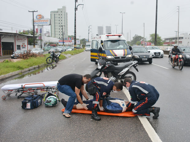 Motociclista foi atendido por ambulância e levado para o Hospital de Trauma de João Pessoa (Foto: Walter Paparazzo)