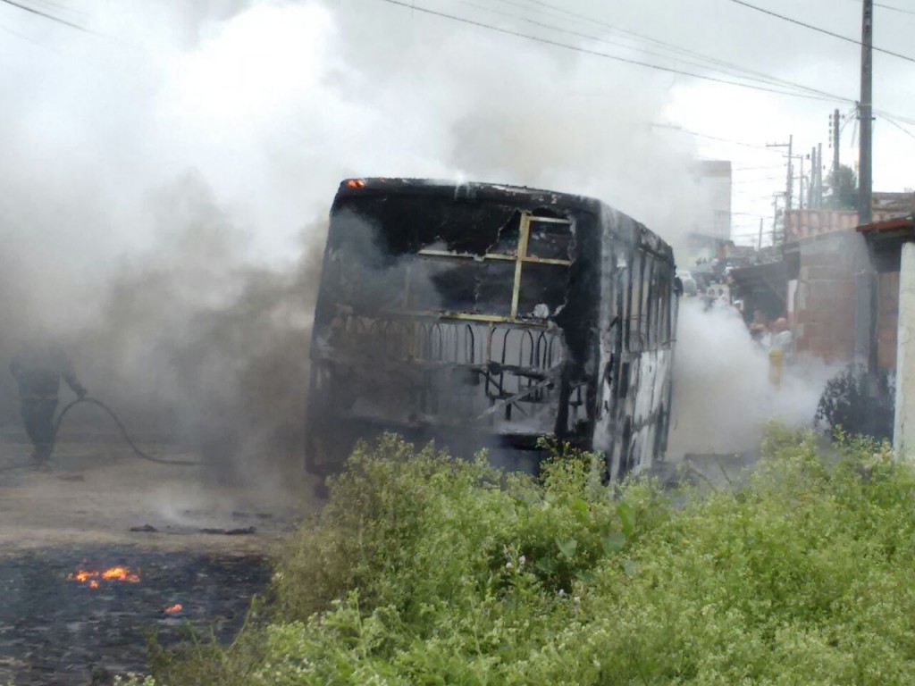O ônibus foi incendiado no bairro da Ramadinha, em Campina Grande (Foto: Silas Batista / Arquivo Pessoal)