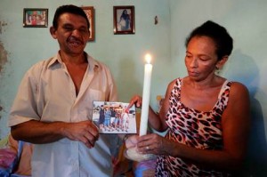 Pai e madrasta de Cleidenilson questionam morte (Foto: Marcelo Theobald/Extra)