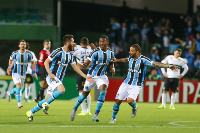 Com gol de Marcelo Oliveira, Grêmio vence o Coritiba (Foto: Geraldo Bubniak/AGB AGB)