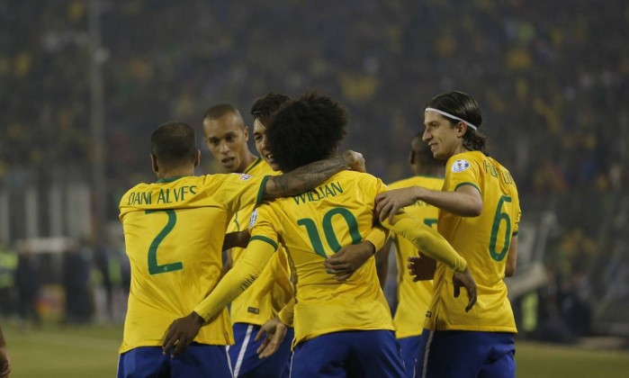 Jogadores do Brasil comemoram vitória sobre a Venezuela na Copa América (Foto: Silvia Izquierdo / AP)