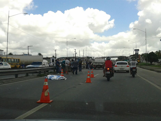 Homem morreu no local, diz PRF (Foto: Maurício Melo)