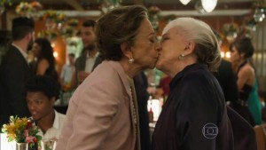 Assim como no primeiro capítulo, Teresa e Estela se beijaram no fim