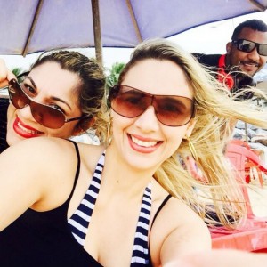 Bethe Correia posa na praia com a irmã e o noivo nesta segunda-feira (Foto: Reprodução/Instagram)