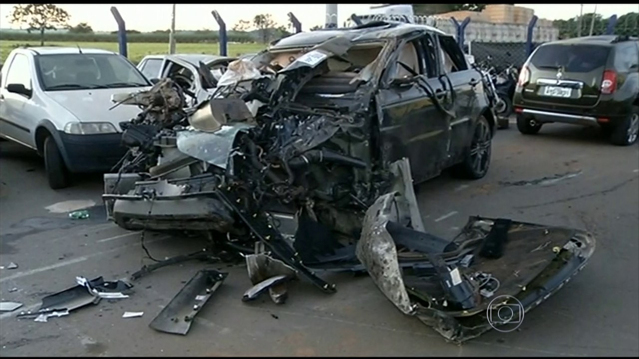 Cristiano Araújo e a namorada morreram em acidente de carro na BR-153 (Foto: Reprodução/TV Anhanguera)