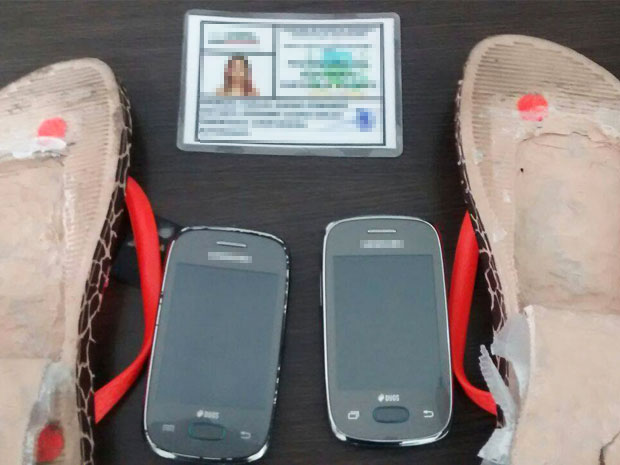 Solado da sandália foi rasgado para armazenar os celulares (Foto: Seap/Divulgação)