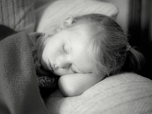 Pesquisa concluiu que crianças que não dormem o suficiente podem estar propensas a comer mais (Foto: John Finn/Divulgação)