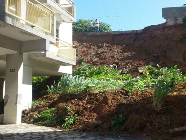 Terra cedeu na R. Manoel Cândido Leite e atingiu garagens dos prédios da Av. Min. José Américo de Almeida (Foto: Francisco França)