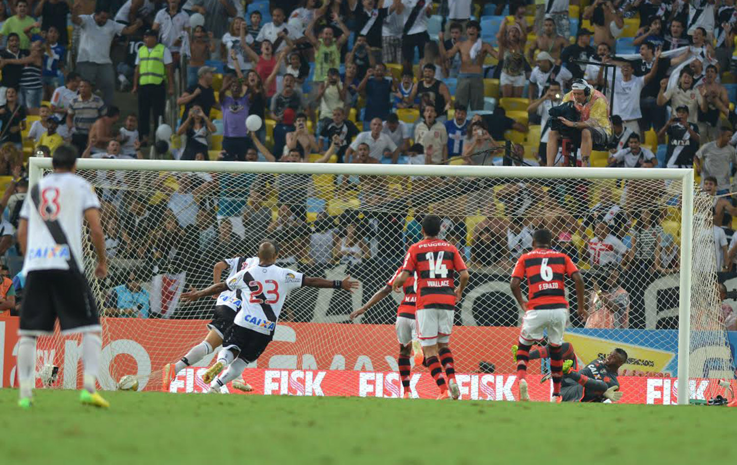 Douglas desloca Felipe e marca para o Vasco (Foto: André Durão)