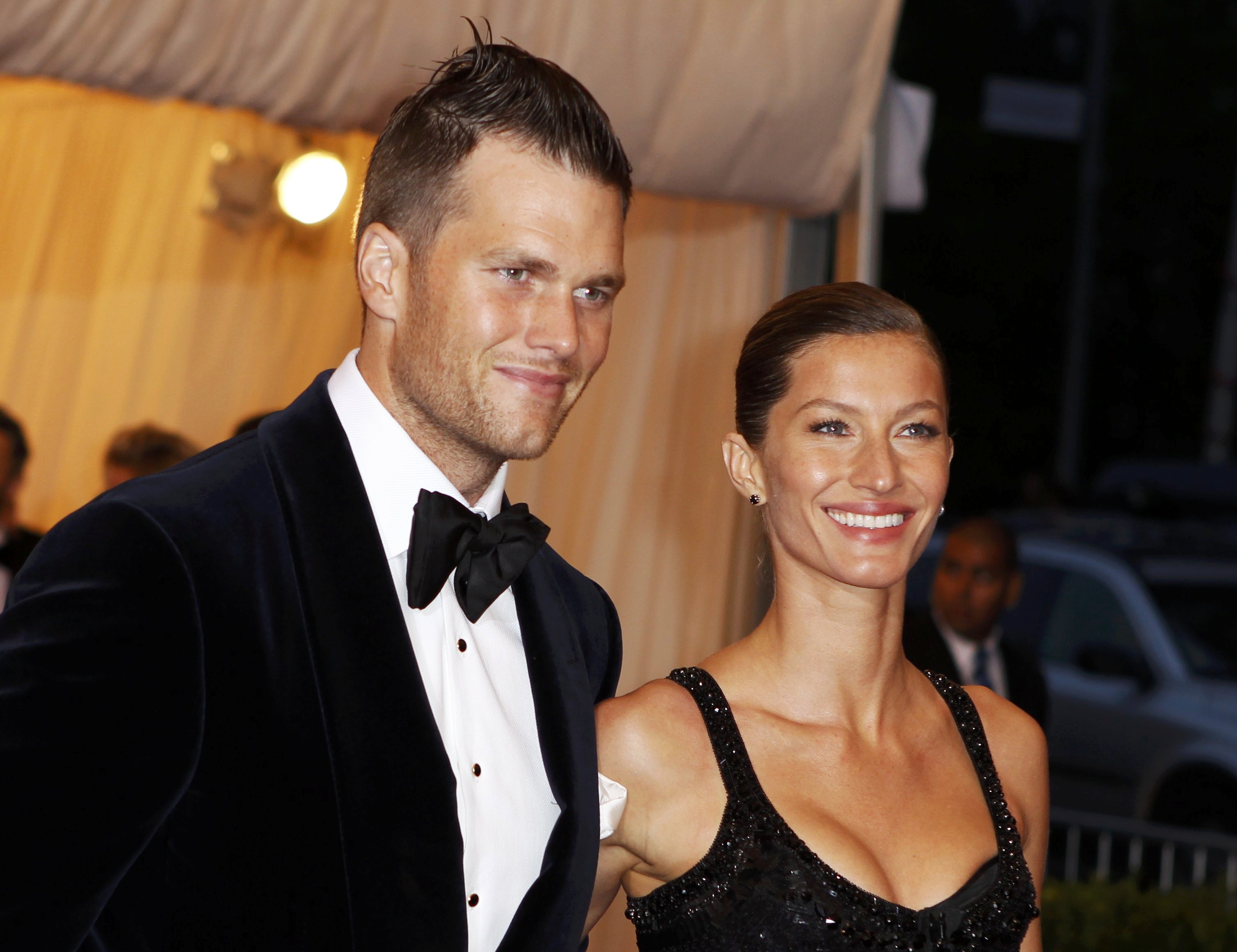Gisele Bundchen and Tom Brady arrive at the Metropolitan Museum of Art Costume Institute Benefit celebrating the opening of "Schiaparelli and Prada: Impossible Conversations" exhibition in New York, May 7, 2012.   REUTERS/Lucas Jackson (UNITED STATES  - Tags: ENTERTAINMENT FASHION)