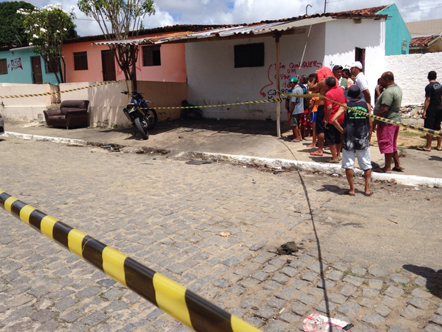 Jovem de 25 anos foi assassinado no bairro do Cristo Redentor (Foto: Walter Paparazzo)