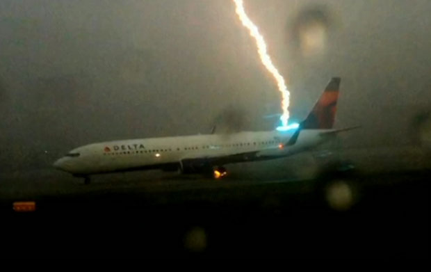 Raio atinge avião em pista do aeroporto de Atlanta (Foto: BBC)