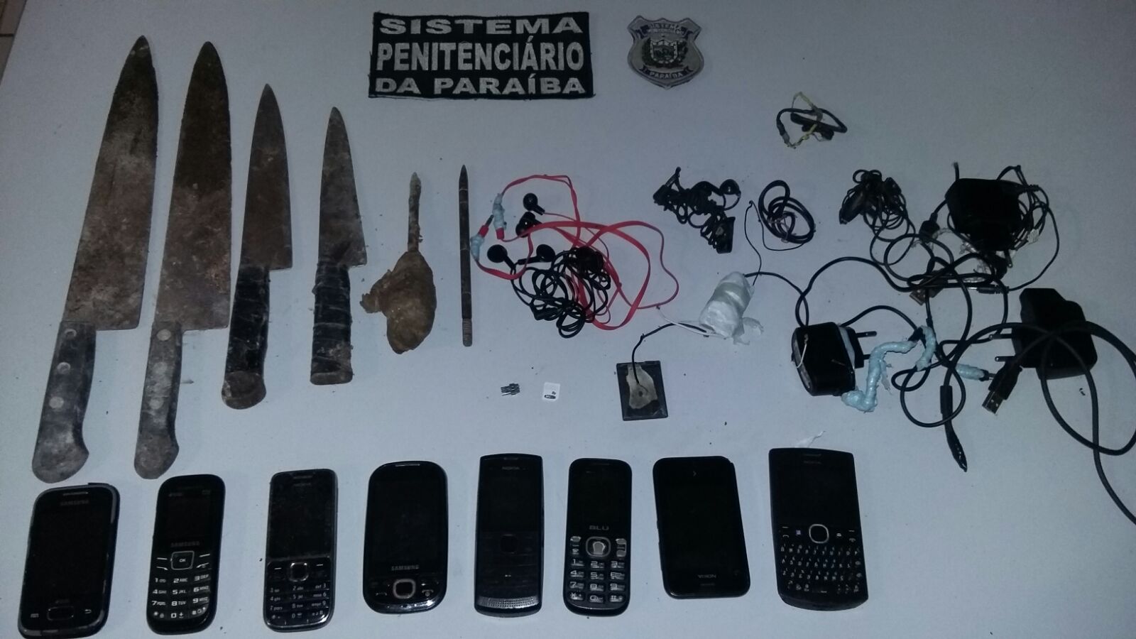 Vistoria apreendeu várias armas e celulares (Foto: Divulgação/Seap)