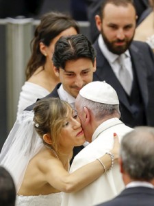 Papa cumprimenta recém-casados em audiência no Vaticano (Foto: Giampiero Sposito/ Reuters)