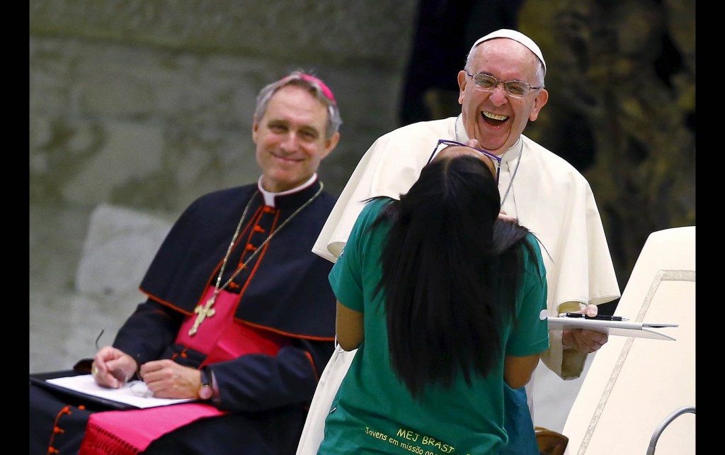 O Papa Francisco ri com uma fiel que faz parte do Movimento Eucarístico Jovem do Brasil durante audiência especial no hall Paulo VI no Vaticano (Foto: Tony Gentile/Reuters)