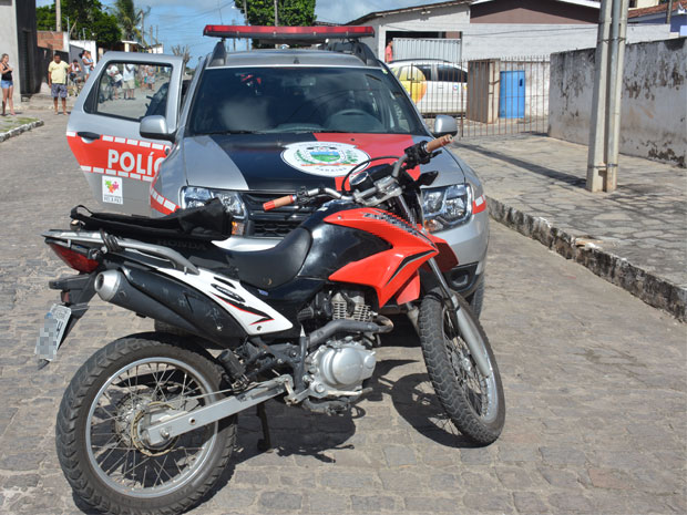 Homem pilotava uma motocicleta roubada quando foi abordado pela polícia (Foto: Walter Paparazzo)