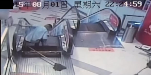 Um operário de limpeza de um shopping em Xangai, na China, ficou preso em uma escada rolante no fim de semana e seu pé teve que ser amputado devido aos ferimentos sofrido (Foto: Reprodução/YouTube/Daily Leak)