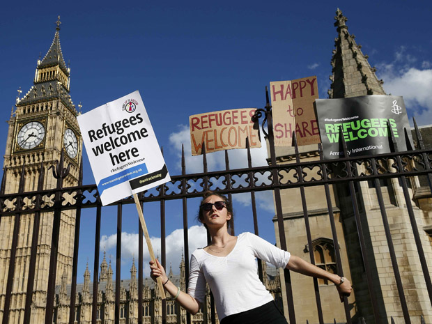 Manifestante em Londres, em frente ao Parlamento, se mostra a favor da acolhida de refugiados (Foto: REUTERS/Stefan Wermuth)