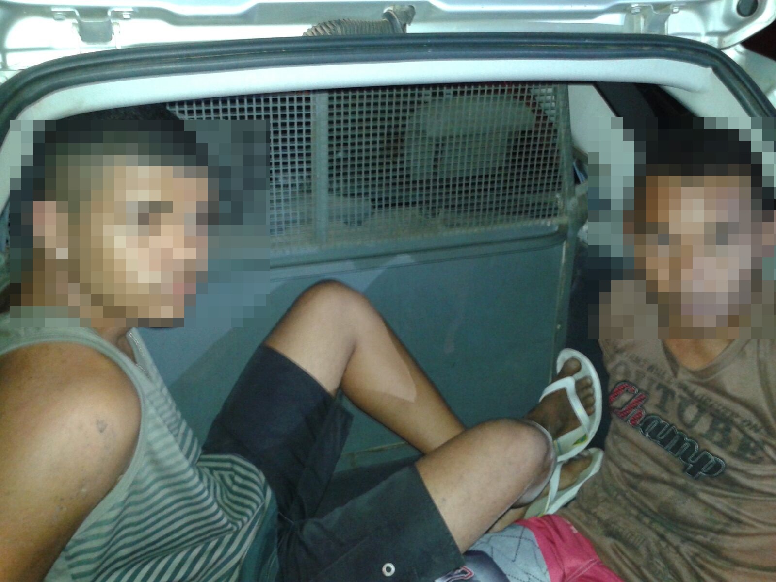 Jovens acusados do segundo roubo foram detidos (Foto: Reprodução/Whatsapp)
