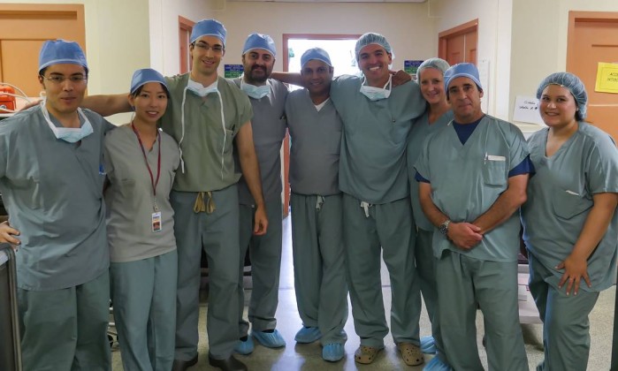 Equipe médica que realizou a cirurgia; Flávio é o quarto da direita para esquerda (Foto: Divulgação)