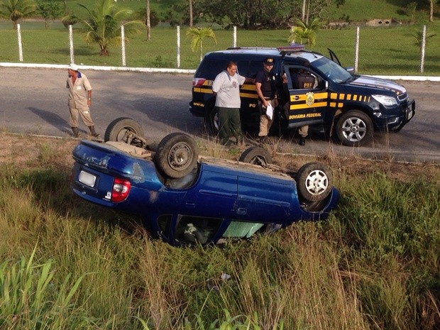 Carro saiu da pista e capotou ao cair do barranco (Foto: Walter Paparazzo)