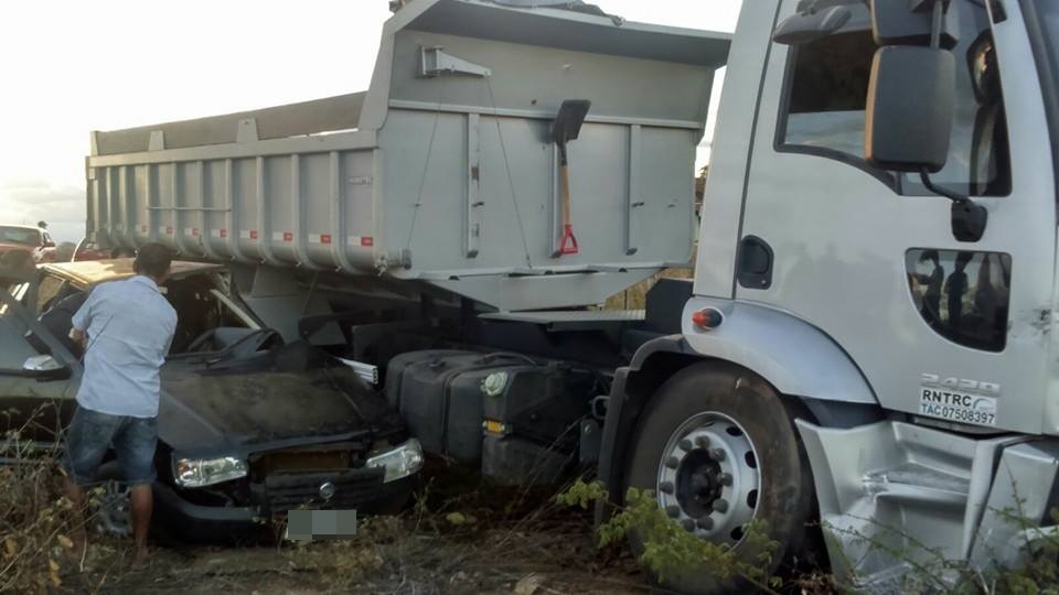 Agricultor morreu após bater o carro em um caminhão caçamba no Sertãp da Paraíba (Foto: Ivanilto Pereira / Polícia Militar)