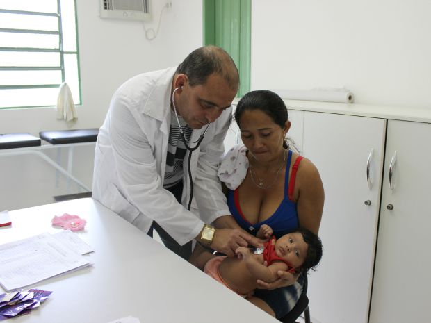 Gelcilane agradeceu atenção do médico cubano durante o pré-natal da filha Laura Nascimento, no município de Careiro Castanho, no Amazonas (Foto: Adneison Severiano)