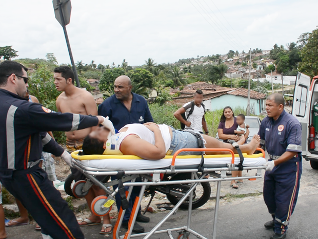 Mãe e filha foram socorridas pelo Samu e encaminhadas para hospital em João Pessoa (Foto: Walter Paparazzo)
