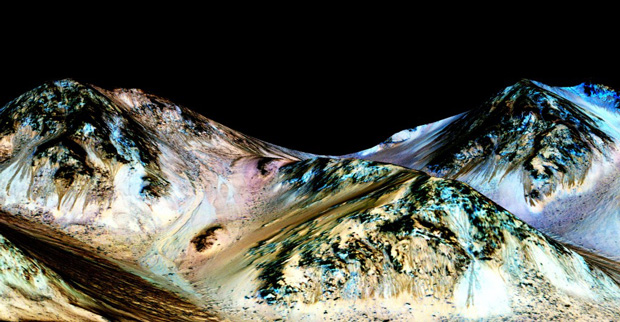 Linhas que aparecem e somem em montanhas marcianas são formadas por água salgada escorrendo, indica novo estudo (Foto: Nasa/JPL/Universidade do Arizona)