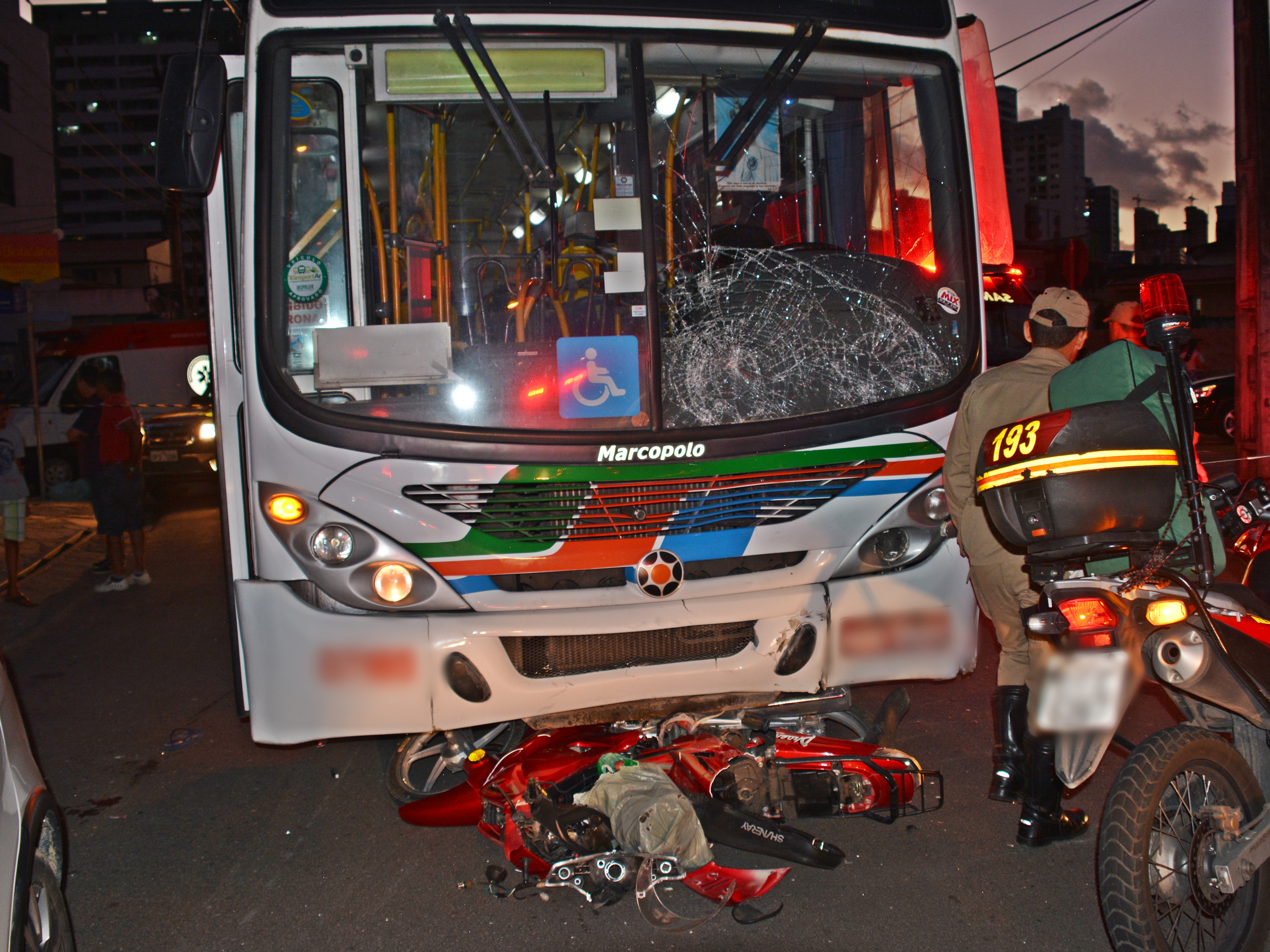 'Cinquentinha' ficou embaixo do coletivo após colisão entre moto e ônibus no bairro de Tambaú (Foto: Walter Paparazzo)