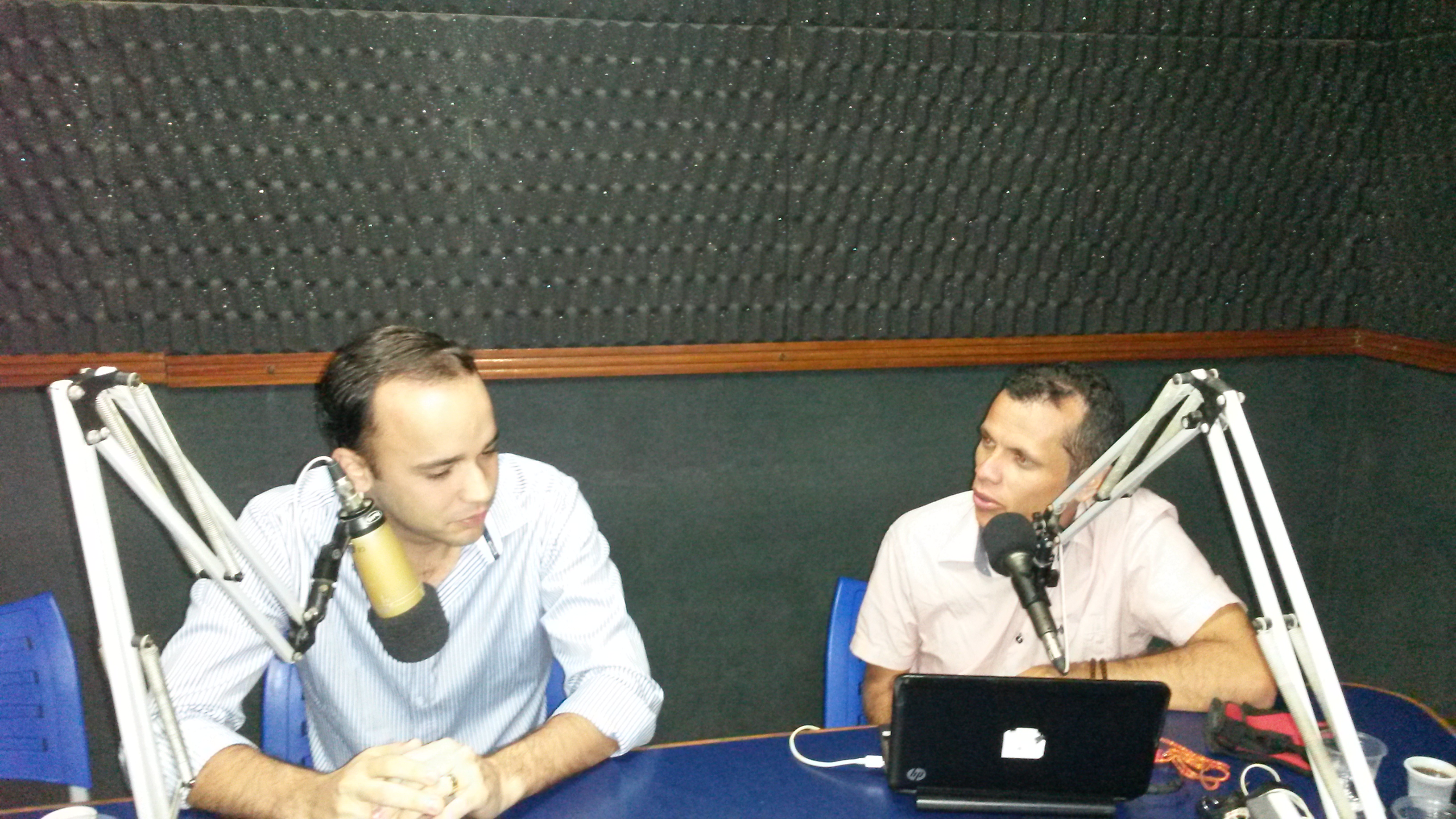 Douglas durante entrevista a Júnior Campos na Rádio Integração